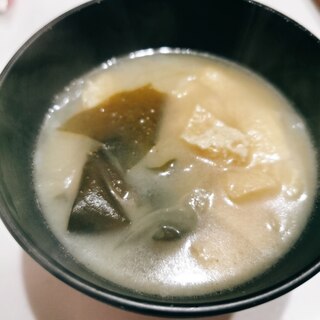 玉ねぎ、油揚げ、わかめの味噌汁